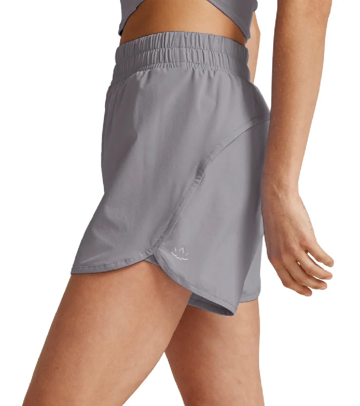 beyond-yoga-in-stride-lined-short-8213978-cloud-gray