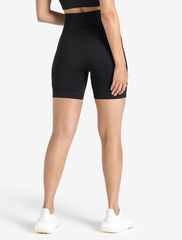 core-seamless-shorts-blackout