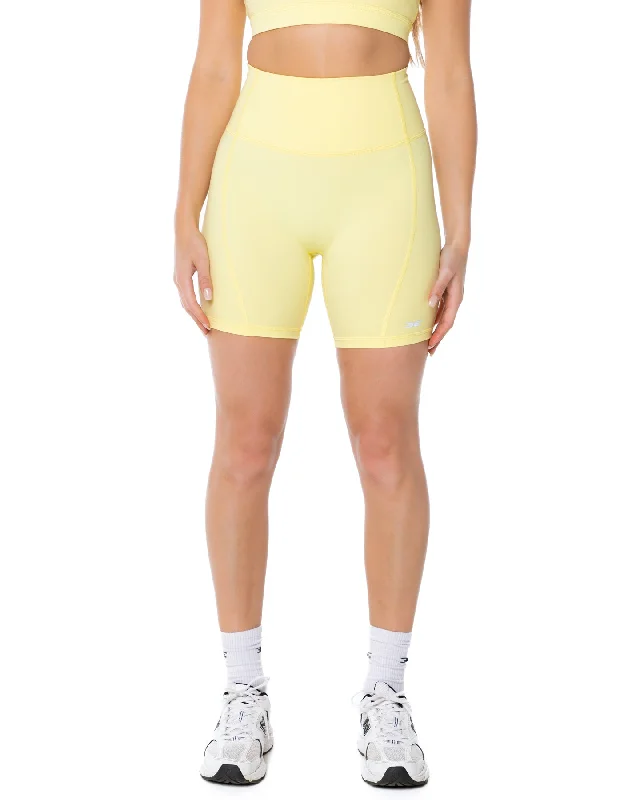 Curve Shorts - Soft Yellow