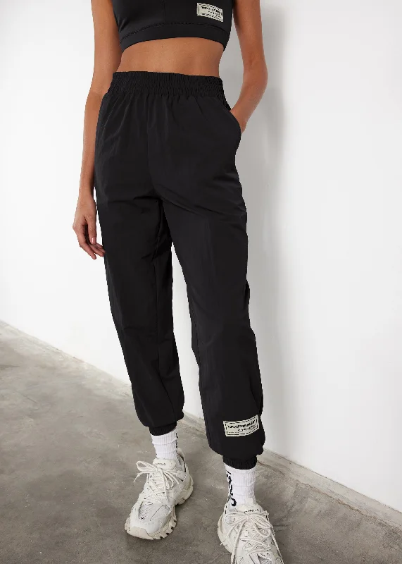 s113sv6-women-recycled-nylon-relaxed-jogger-pant-dark