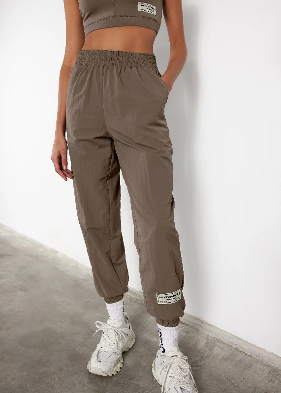 s113sv6-women-recycled-nylon-relaxed-jogger-pant-dark