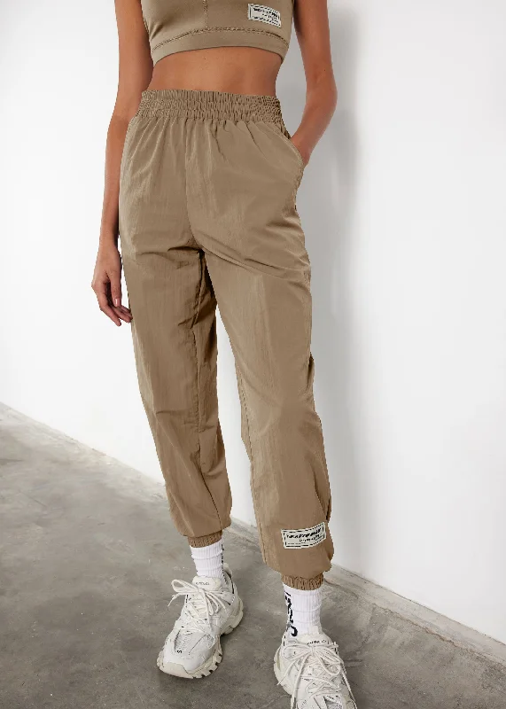 s113sv6-women-recycled-nylon-relaxed-jogger-pant-dark