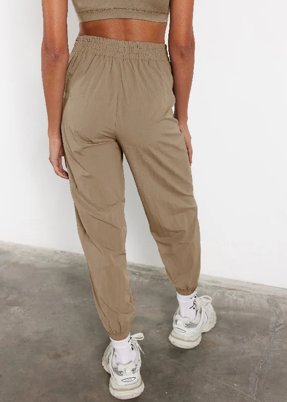 s113sv6-women-recycled-nylon-relaxed-jogger-pant-dark