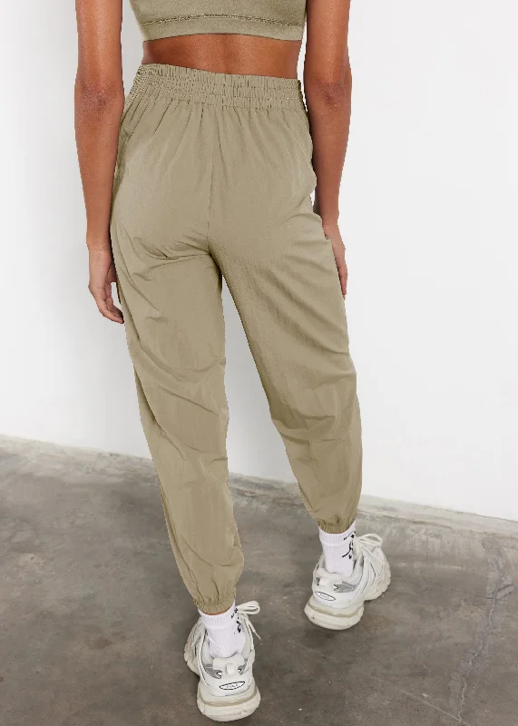 s113sv6-womens-recycled-nylon-relaxed-jogger-pant