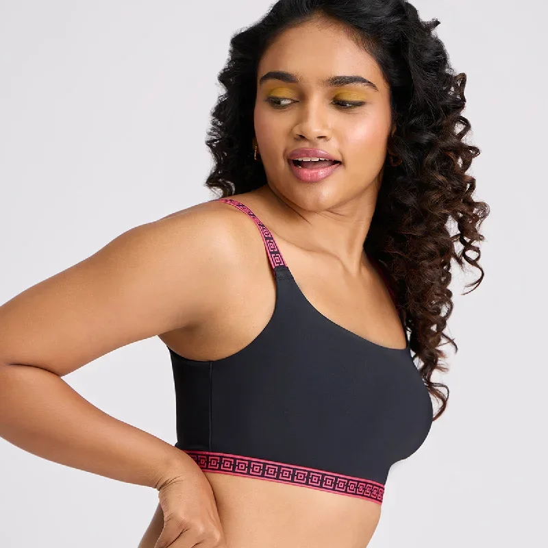 lola-mae-by-nykaa-fashion-varsity-edit-sports-bra-black-lmb1021