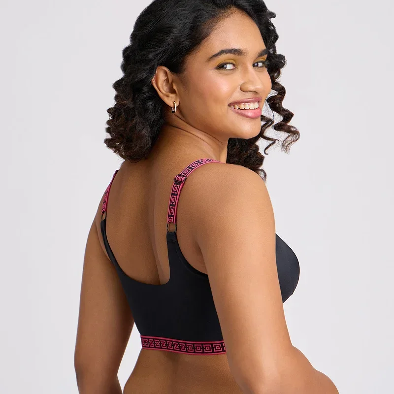 lola-mae-by-nykaa-fashion-varsity-edit-sports-bra-black-lmb1021