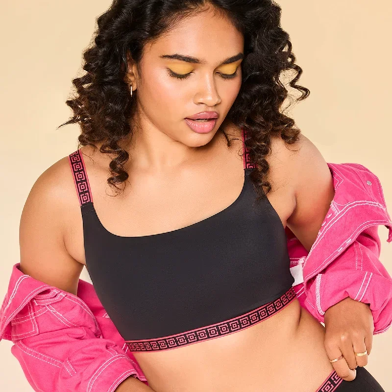 lola-mae-by-nykaa-fashion-varsity-edit-sports-bra-black-lmb1021